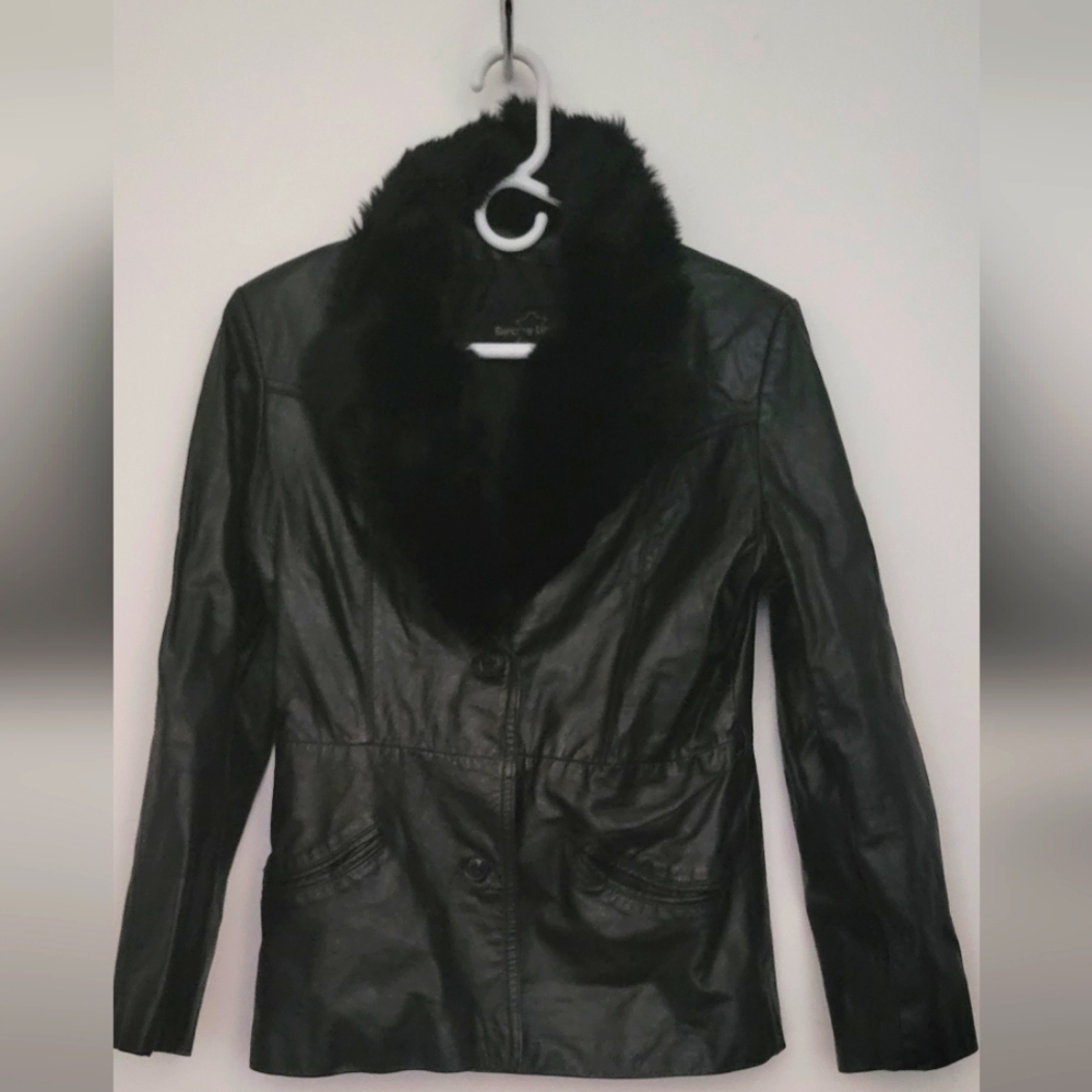 Vintage Black Leather Fitted Jacket With Fur Collar. Size 9/10